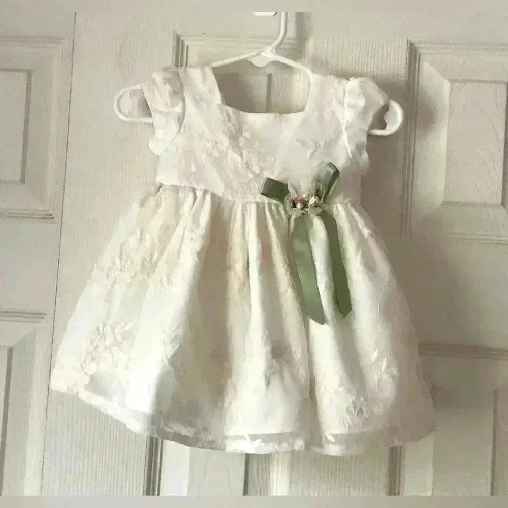 Laura Ashley London Ivory/white tulle dress w/embroidered flowers. Size 3/6M